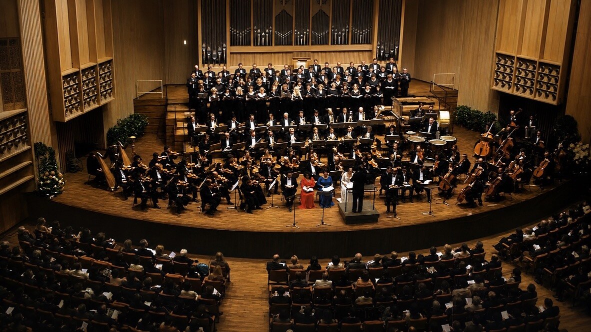 Anthony G. Morris ganz rechts unter vier Hornistn mit dem Bruckner-Orchester Linz im Brucknerhaus