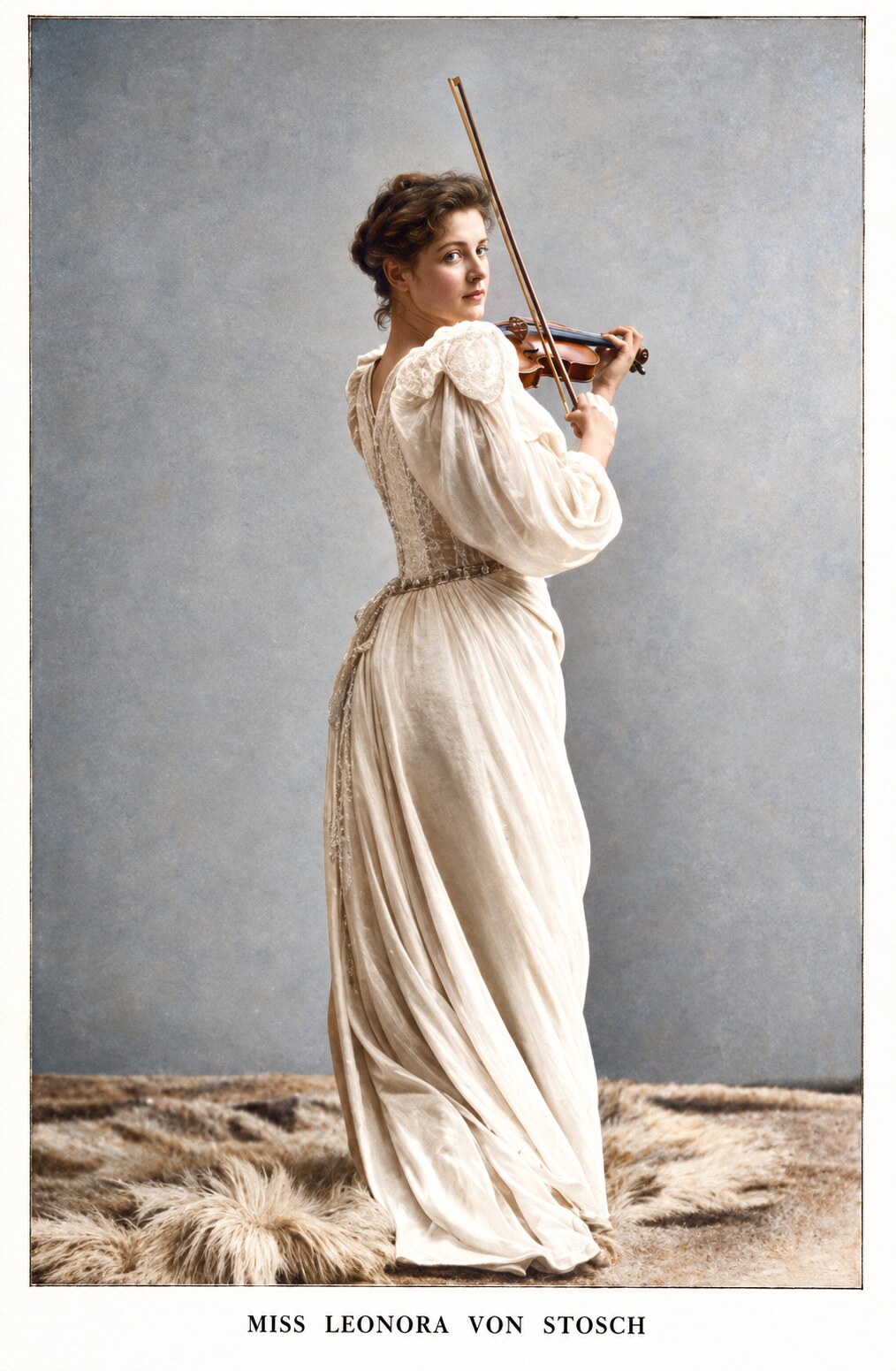 Junge Leonora von Stosch, später Lady Speyer, mit einer Violine